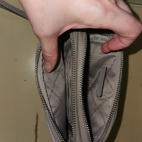 Michael Kors - double zip - pebble gray - wristlet - Picture 3 of 7